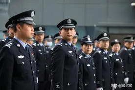 武侯公安举行《公安机关人民警察誓词》宣誓暨功模表彰仪式图片