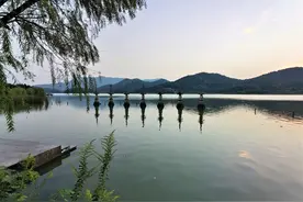 这座古镇以“鹤”命名，原来是为了纪念一个人而得名，这人是谁？图片