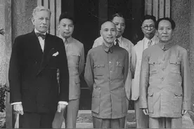 1945年，重庆谈判期间，记者感慨：一个周恩来就打败了整个国民党图片