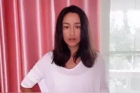 49岁瞿颖近照发福老太快，鼻尖高挺怪异，黑到脸和胳膊两个色？图片