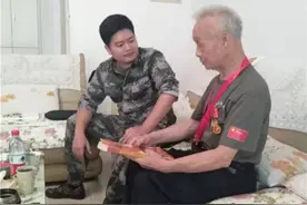 湖南省衡阳市建军节出现暖心一幕：优秀退役军人陪80岁老兵快乐过八一图片