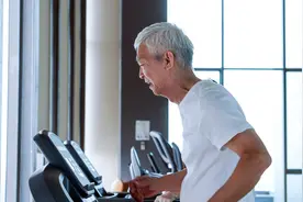 悲剧！66岁老人锻炼时猝死，提醒：身体发出这些信号，该休息了图片