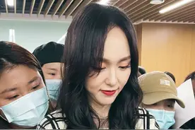 唐嫣生图好美！37岁不似孩子妈，大腿仅手臂粗，鞋大到不成比例图片
