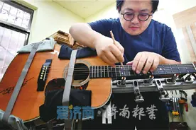 济南吉他郎中：每年维修专业吉他300把左右 最贵的价值20万元图片