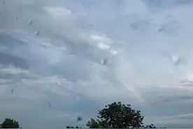 雨过天晴！北京西边天空出现一道彩虹图片