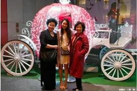 伊能静婆婆超幸福，昔日带老公陪亲家吃饭，小米粒不黏爷爷奶奶图片