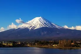 富士山看起来不寻常，日本人担心它会再次爆炸图片