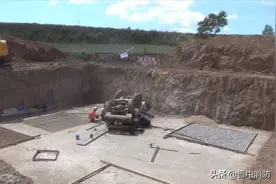 铲车翻车驾驶员被困  消防员全程跪着救援图片