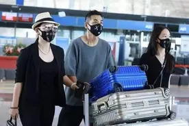 赵文卓一家走机场太霸气！铁汉柔情，他穿日系风T恤私下太亲切图片