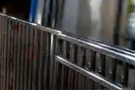 一男子地铁上对瓶吹啤酒 脚下还有不明液体湿成一片视频封面