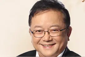 72岁王刚近照曝光，带小20岁妻子跑步，12岁小儿子太像父亲图片