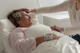 卧床老人要常按摩图片