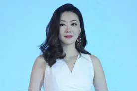 熊黛林不愧是超模，穿一袭深v白裙端庄优雅，身材高挑惹人羡图片