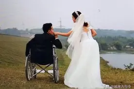 越南女子对失去双腿丈夫不离不弃，网友：真是恩爱夫妻的爱情奇迹图片