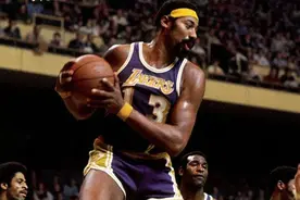 放眼NBA75年历史，只有7人称得上攻防一体，小卡阿杜还不够资格图片