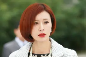 她37岁搭档胡歌走红，甘愿戴20元戒指结婚，与穷丈夫不离不弃图片