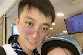还记得《非诚勿扰》的韩勇吗？这操作算“劈腿”吗？图片