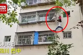 惊险！老人用绳子从6楼吊孙子下去，绳子突然断裂图片