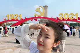 李冰冰天安门打卡，穿白T恤配防晒袖套自拍，48岁太抗老了图片