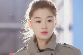 韩国顶流女星，嫁青梅竹马豪门老公，全智贤活成了小说女主！图片