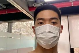 186CM男模摘掉口罩被嘲太丑，现在的颜值标准真的好高啊？图片