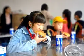 【开学季·校园美】华亭：温馨开学第一餐 营养健康农村娃图片