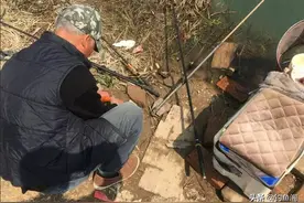 蚯蚓是新手用的？用蚯蚓钓鱼却被看不起，最后鱼获啪啪打脸图片
