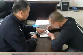 太原出租车司机开车斗地主、打电话，被网友举报了！图片