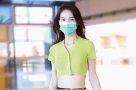 金晨又成功穿出三七分比例身材，短上衣配碎花裙，身材真是没谁了图片
