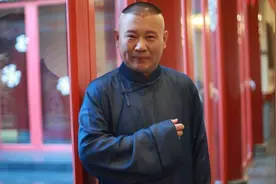 栾云平报幕，众徒弟台下观战，郭德纲老师也被徒弟“捧”了一次图片