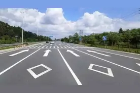 不认识这四种交通标线，即使规矩开车，出事还是你责任图片