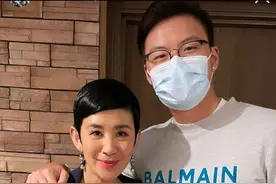 曾华倩22岁儿子支持吴君如新戏，两人搂腰合照，身高两米全场瞩目图片