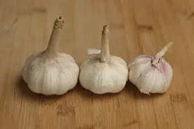 如何挑选大蒜？老蒜农教你4招，轻松挑出优质大蒜，以后别乱挑了图片