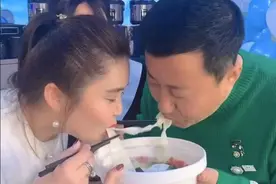 “长贵”生日宴秀恩爱！小19岁爱妻用豪车载礼物，男方前妻来道贺图片