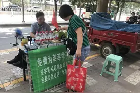 点赞！助力高考，西安这位残疾人大叔连续10年在考点外免费送水图片