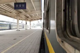 能开窗的绿皮火车开车了 8355次普快西安站始发开往阎良视频封面