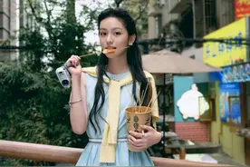 周也说美女没有任何烦恼，看到她的证件照我真的信得心服口服图片
