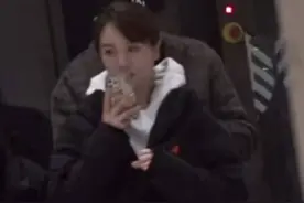 左小青被曝与郭家铭疑似恋爱，两人搂肩和朋友交谈，并头大玩自拍图片