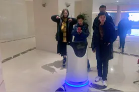 马景涛前妻带俩儿子游玩, 合照似姐弟, 吴佳尼太年轻图片