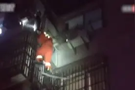 老人坠楼被卡空调外机缝隙 消防员十分钟将其救出视频封面