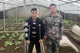这位双腿残疾的老兵，拄着拐杖回到西藏，回到丁嘎连队，回到家图片