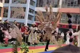 幼儿园走秀作业，“扫把星”辣妈太优秀，网友：没点本事不敢养娃图片