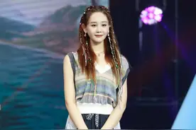 海陆的裤子太肥大了，却能搭配的又甜又酷，满头脏辫更是吸睛图片
