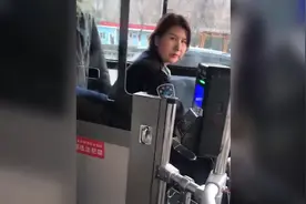 应届生凭人才卡免费乘公交 女司机表情一脸懵视频封面