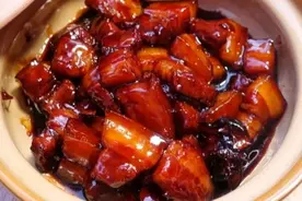 一道成功的红烧肉，切记：3放3不放，枣红、软糯、爽滑就靠它图片