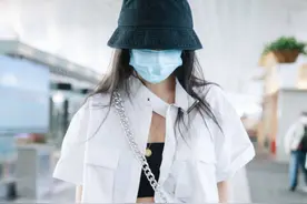 郑爽罕见换风格，穿白衬衫内搭黑色抹胸酷感十足，小蛮腰吸睛图片