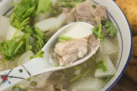 天冷要多吃羊肉，搭配萝卜炖一炖，清爽不油腻，鲜美无膻味，好喝图片