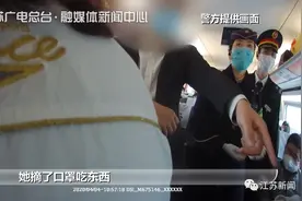 到底谁对？俩姑娘高铁上摘口罩吃饭，邻座男子劝阻无果怒了！图片