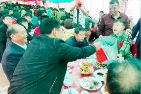 38岁年龄孩子都在上学，这位美女马上就要当奶奶了，羡慕吗？视频封面