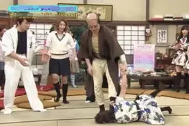 日本综艺被指虐待女性，女星遭大叔踩头踹脸，画面猥琐周围人哄笑图片